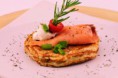Panqueca de batata doce com salmão defumado